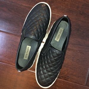 Steve Madden Ecentrcq shoes. Black quilted look.